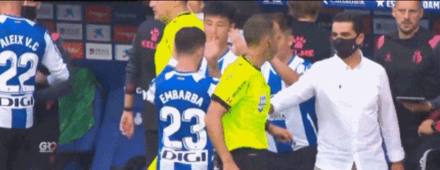 1633275655970059294.gif 武磊.gif